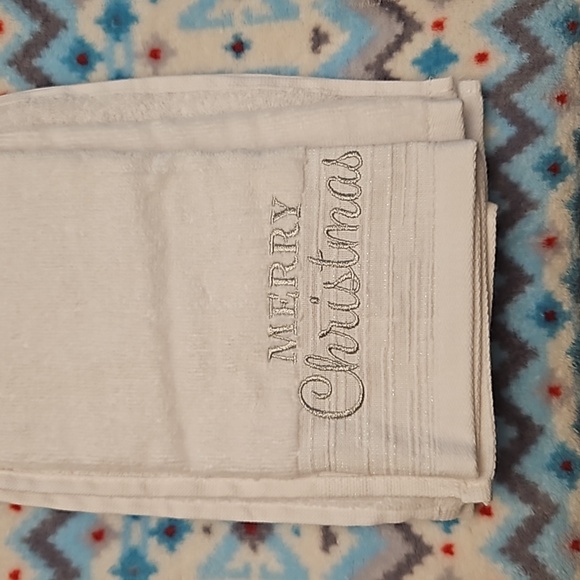 St Nicholas Square | Set of Two Hand Towels - New, White "Merry Christmas" - Picture 3 of 5